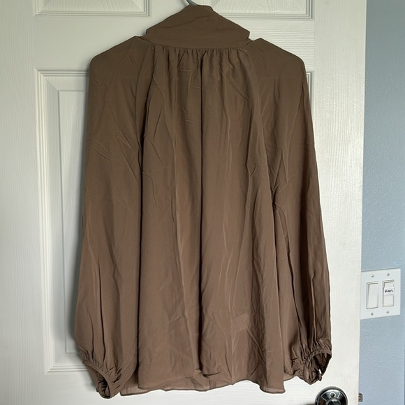 Banana Republic 100% silk  tie neck blouse. - Picture 4 of 4